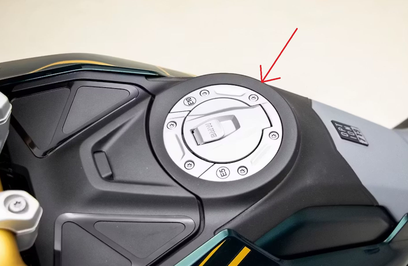 MH Carbon R1300GS Yakıt Deposu Çevresi