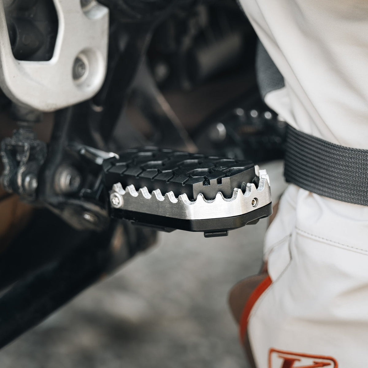 Lone Rider MotoPegs® Motosiklet Ayaklık Seti — Ürün görseli 3
