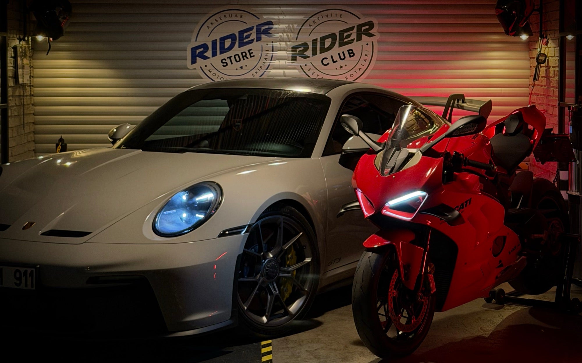 Rider Store garajında Porsche ve Ducati